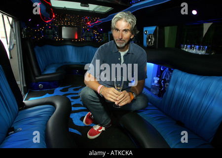 Ehemaligen Welt-Formel-1-Motorsport-Weltmeister Damon Hill in einem gestreckten Hummer Auto bekannt als The Gargoyle Stockfoto