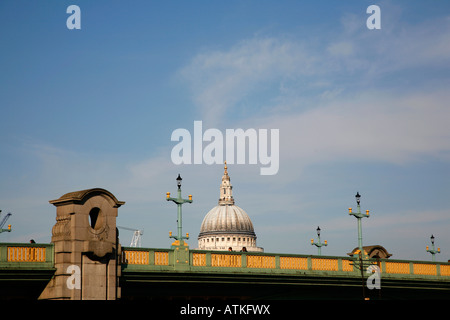 Die Kuppel der St Pauls Cathedral erscheint hinter Southwark Bridge, London Stockfoto