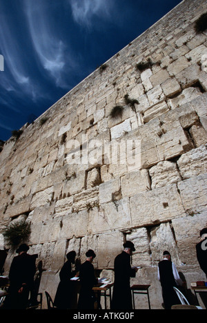 Menschen beten an der Klagemauer in Jerusalem Stockfoto