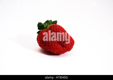 Eine einzelne rote Erdbeere Eine Einzelne Rote Erdbeere Freisteller Stockfoto