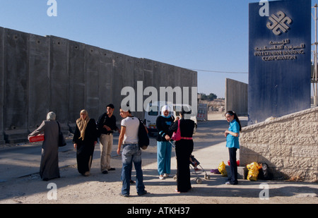 Palästinenser bei Al Ram-Wand, Jerusalem Stockfoto