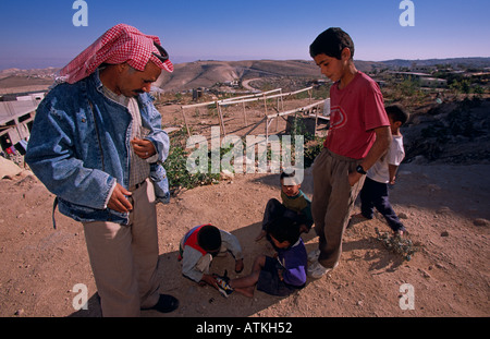 Jungen Beduinen Jungs, auf dem Boden von Vater und Bruder im Teenageralter, Jerusalem beobachtet Stockfoto