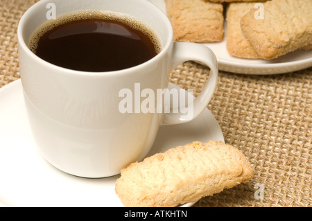 Tasse schwarzen Kaffee und schottische Butterkekse Nahaufnahme Stockfoto