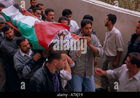 Menschen, die einen Körper eines Mannes in Palästina Flagge gehüllt Stockfoto