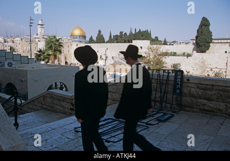 Zwei jüdische Männer zu Fuß entlang der Straßen von Jerusalem Stockfoto