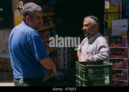 Zwei Männer vor einem Supermarkt zu sprechen Stockfoto