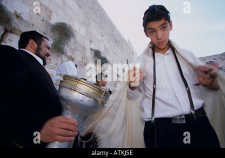 Ein Junge, ein Tallit anziehen, als er sein Gebet her bereitet Stockfoto