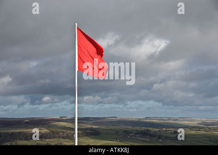 Rote Fahne am Rande des Armee-Training-Land im Swaledale, Yorkshire. Stockfoto