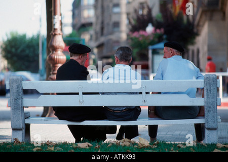 Alte Männer auf Bank / Pamplona Stockfoto