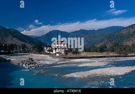 Punakha Dzong Kloster unter den malerischen Blick auf die Berge und den Fluss, Bhutan Stockfoto