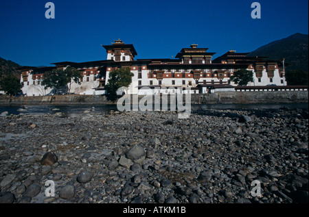 Punakha Dzong Kloster unter den malerischen Blick auf die Berge und den Fluss, Bhutan Stockfoto