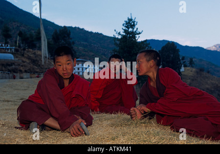 Die jungen Novizen ruht auf Gras, Bhutan Stockfoto