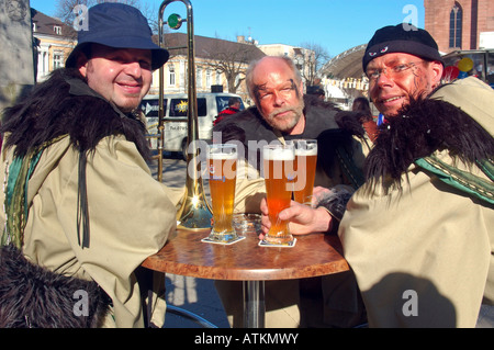 Männer trinken Bier am Karneval Kehl Baden Württemberg Deutschland Stockfoto