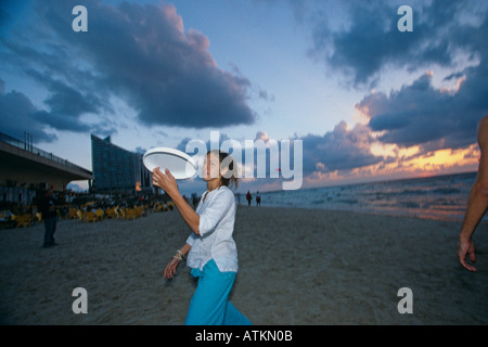 Frau spielen Frisbee, Herziliya Strand, Beirut, Tel Aviv, Israel Stockfoto