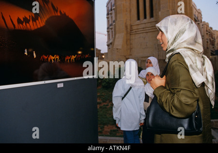 Eine muslimische Frau mit Blick auf das Bild in einer Ausstellung Beirut-Libanon Stockfoto