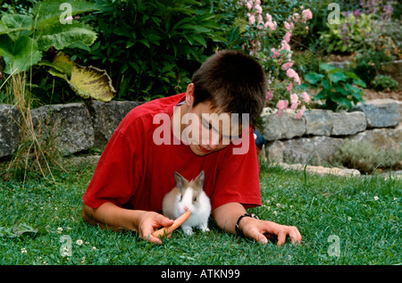 Junge mit Zwerg Kaninchen Stockfoto