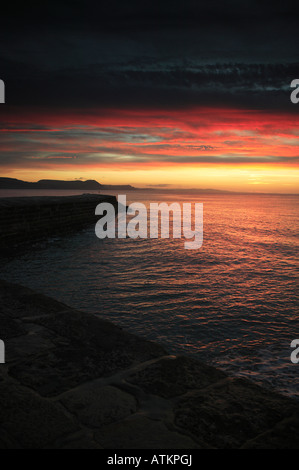 Sonnenaufgang über die jurassic Coast gesehen von Cobb Lyme Regis Dorset Südengland in Richtung Goldencap Stockfoto