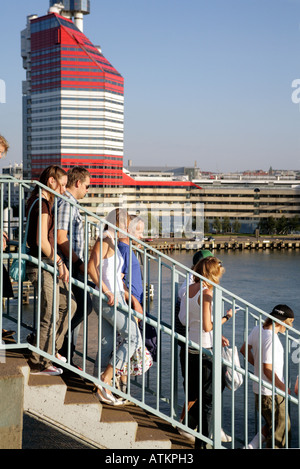 Schwedische Jugendliche gehen die Treppe hinunter Stockfoto