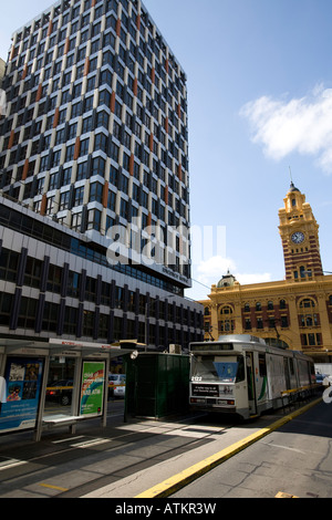 Grand Edwardian barocken Gebäude der Flinders Street Station ist Melbournes Südgrenze beherrscht. Das Design wurde ausgewählt Stockfoto