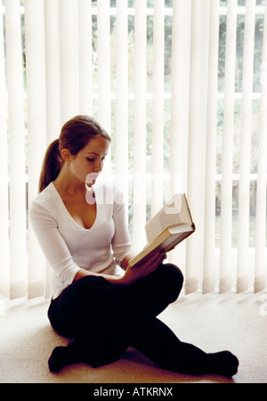 Junge Frau, lesen Stockfoto