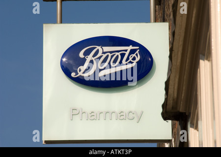 Nahaufnahme der Stiefel der Apotheke Geschäft Schild Beschilderung England UK Vereinigtes Königreich GB Großbritannien Stockfoto