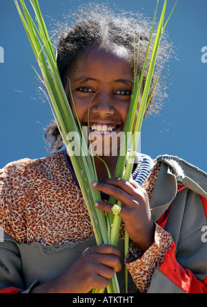 Äthiopien - verlässt Mädchen mit Palm gegebenen am Palmsonntag in der katholischen Kathedrale des Heiligen Erlösers Stockfoto