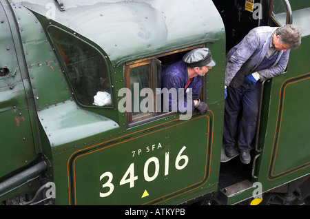 Fahrer und Feuerwehrmann Bulleid Licht Pazifik 34106 "Bodmin" warten auf den Ropley auf die Mid-Hants Eisenbahn, Hampshire, Engla off Stockfoto