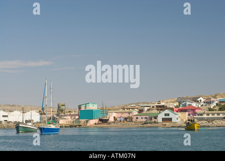 Hafen von Lüderitz an der namibischen Küste Afrikas mit Angelboote/Fischerboote und Segelboote Stockfoto