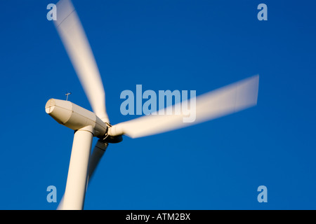 Einzigen Wind Turbinenkopf zeigen Bewegung gegen einen klaren blauen Himmel Stockfoto