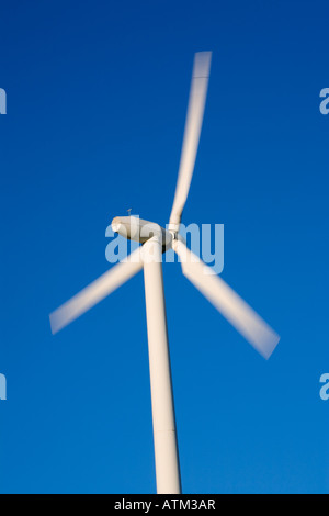 Einzigen Wind Turbinenkopf zeigen Bewegung gegen einen klaren blauen Himmel Stockfoto