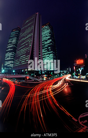 Tokio-Verkehr und Wolkenkratzer in der Nacht im Bezirk Shinjuku Stockfoto