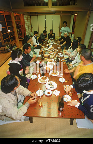 Kirschblüte Saison Party mit Geishas in Tokio Stockfoto