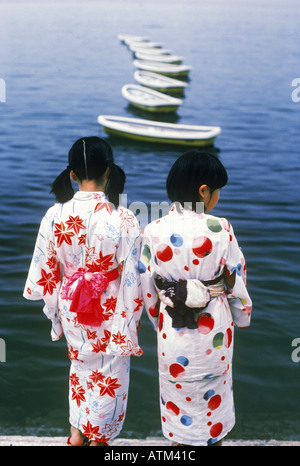 Japanische Mädchen Küste in Kimonos mit Ruderbooten Stockfoto