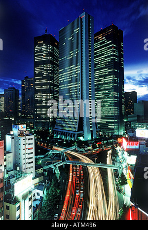 Tokio-Verkehr und Wolkenkratzer in der Nacht im Bezirk Shinjuku Stockfoto