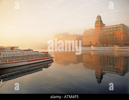 SAS Radisson Hotel und festgemachten Fähren und Ausflugsboote am Nybroviken im Morgennebel in Stockholm Stockfoto