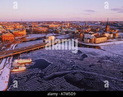 Über Riddarfjärden, einer Bucht des Sees Mälaren mit Riddarholmen und die Altstadt in Stockholm während kalten schwachem Licht des Winters Stockfoto