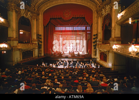 Publikum und ausübende Künstler auf der Bühne am Royal Opera House Stockholm Stockfoto