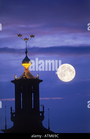 Vollmond neben Rathaus von Stockholm mit seinen drei Kronen Stockfoto
