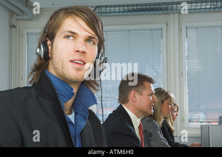 Mann arbeitet in einem Callcenter Stockfoto
