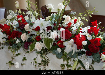 Tischdekoration bei Hochzeit, einschließlich Blumen Stockfoto