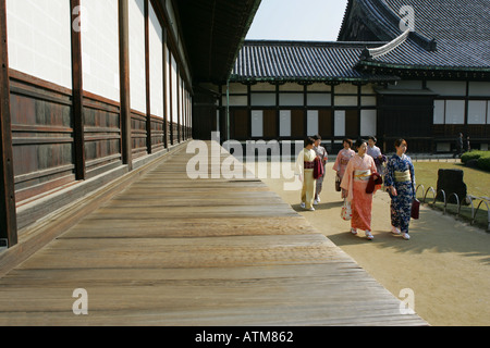 Eine Gruppe von japanischen Frau trägt traditionelle Kimonos besichtigen bei Nijo Burg Kyoto Japan Asia Stockfoto