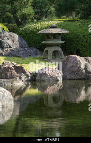 Eine berühmte japanische Steinlaterne spiegelt sich in einem Teich im Garten bei Nijo Burg Kyoto Kansai Japan Asia Stockfoto