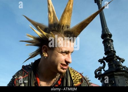 Punk mit stacheligen Haaren in Camden Market London England UK Stockfoto