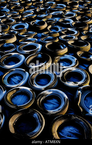 Haufen von Reifen auf einer Silage-Klemme Stockfoto