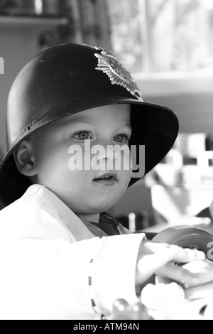 Kleinkind als Polizist verkleidet Stockfoto