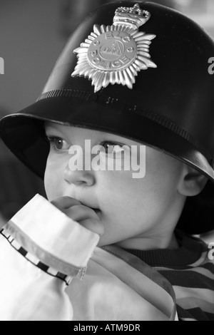 Kleinkind als Polizist verkleidet Stockfoto