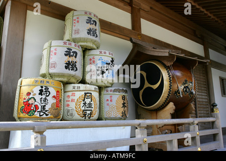 Großes Sake-Fässer neben einer großen traditionellen Taiko-Trommel bei Kumano Hongu Taisha Tempel Wakayama Japan Stockfoto