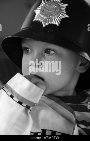 Kleinkind als Polizist verkleidet Stockfoto