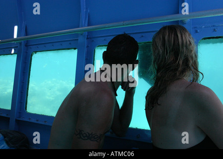 Paar schauen aus einem Semi-Tauchpumpe Boot anzeigen smaragdene grüne Coral Reef Australien Stockfoto