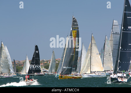 Yachten, die Rennen in Sydney Hafen Vorbereitung für den Start der Rolex Sydney-Hobart-Regatta, Weihnachtstag 2007. Stockfoto